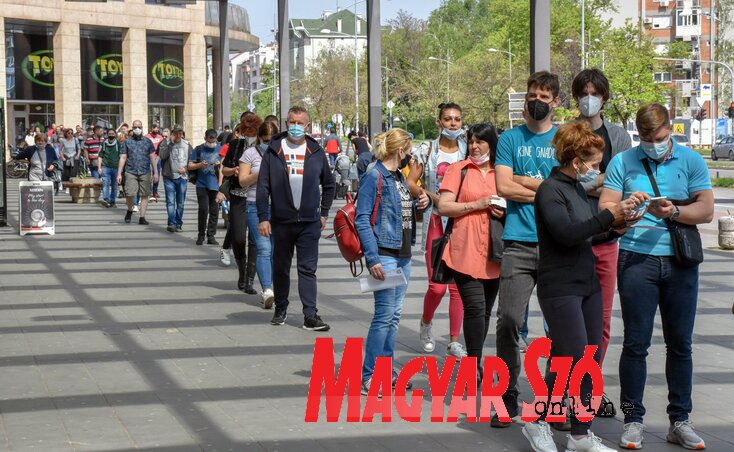 Május 1-jén is kígyózó sorokban várakoztak a vakcinára az újvidékiek (Ótos András felvétele) Május 1-jén is kígyózó sorokban várakoztak a vakcinára az újvidékiek (Ótos András felvétele)