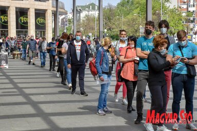 Május 1-jén is kígyózó sorokban várakoztak a vakcinára az újvidékiek (Ótos András felvétele)