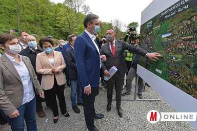 Az államfő a vendégek társaságában megtekintette az új útvonal tervrajzát (Az államfő a vendégek társaságában megtekintette az új útvonal tervrajzát (Ótos András felvétele)