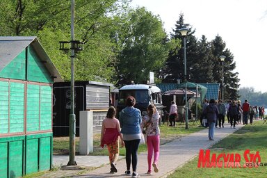 A sétányon néhány lacikonyha, fagylaltos, cukorkaárus kínálta a portékáját (Kiss Zoltán felvétele)