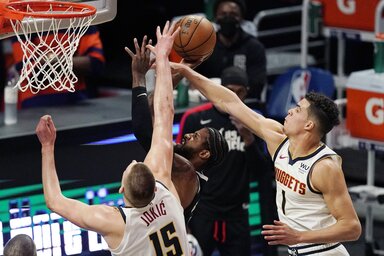 A denveri védekezés nem hagyta kibontakozni Paul George-ot (Fotó: Beta/AP)