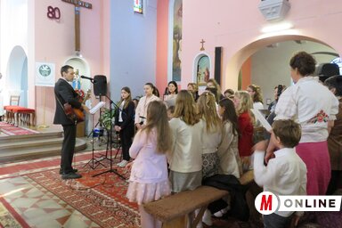 A szentmisén együtt énekeltek az anyák és gyermekeik (Szalma Brigitta felvétele)