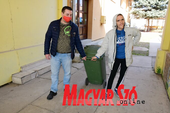 Minden munkában részt vesznek (Fotó: Puskás Károly) Minden munkában részt vesznek (Fotó: Puskás Károly)