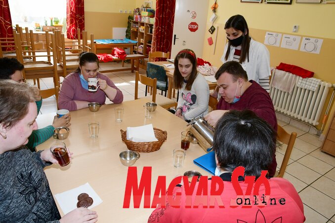 Együtt finomabb a tea is (Fotó: Puskás Károly) Együtt finomabb a tea is (Fotó: Puskás Károly)