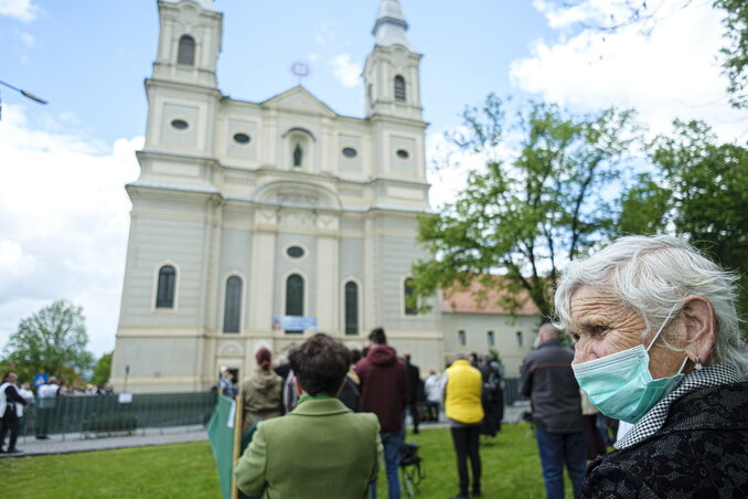 A hívek hangszóróból hallgatják a szentmisét a csíksomlyói kegytemplom udvarán a csíksomlyói búcsún (Fotó: MTI)