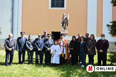 Csoportkép a Szent Flórián-szobornál (L. Móger Tímea felvétele)