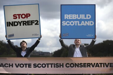 Két skót konzervatív párti vezető (Douglas Ross és előde Ruth Davidson) tegnap a Stirling kastély előtt kampányolt a skót parlamenti választásokra készülve, amelyen az elszakadáspárti Skót Nemzeti Párt (SNP) fölényes győzelme várható (Fotó: Beta/AP)