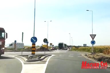 A körforgalmi csomópont a közlekedés biztonságát is szolgálja (Góbor Béla felvétele)