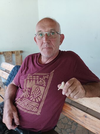 Major Lajos fafaragó először járt Bácskossuthfalván Vonyarcvashegyről érkezett testvérével Illésné Major Juliannával. Az mellett, hogy fából megfaragta a tábor jelképévé vált alapító, id. Novák Mihály dombormű portréját, apró madárkákat is faragott, a telepet meglátogató iskolás gyerekek nagy örömére Major Lajos fafaragó először járt Bácskossuthfalván Vonyarcvashegyről érkezett testvérével Illésné Major Juliannával. Az mellett, hogy fából megfaragta a tábor jelképévé vált alapító, id. Novák Mihály dombormű portréját, apró madárkákat is faragott, a telepet meglátogató iskolás gyerekek nagy örömére
