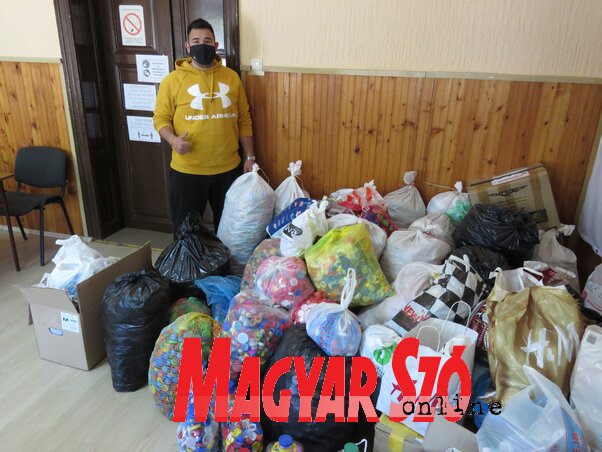 Peckó Egon a 460 kilogrammnyi műanyag kupakkal (Csincsik Zsolt felvétele) Peckó Egon a 460 kilogrammnyi műanyag kupakkal (Csincsik Zsolt felvétele)