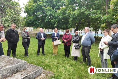 A küldöttség az egykori első vilégháborús emlékműnél (L. Móger Tímea felvétele)