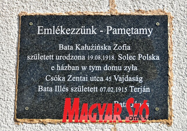 Emléktábla a szülők tiszteletére a családi ház falán (Gergely József felvétele) Emléktábla a szülők tiszteletére a családi ház falán (Gergely József felvétele)