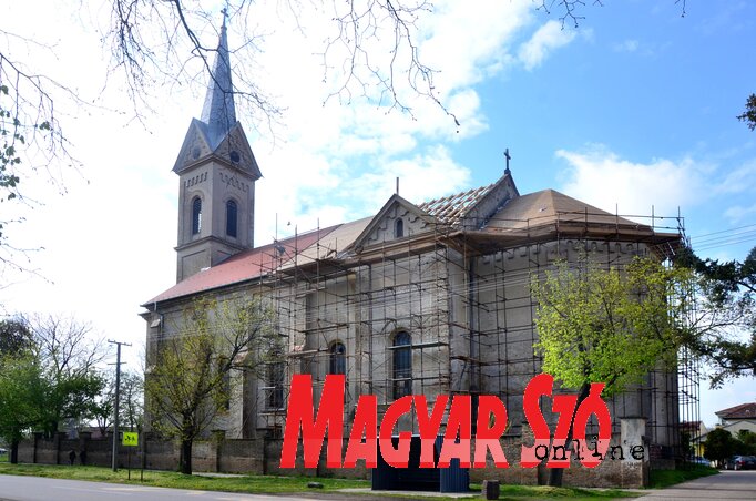 Gőzerővel haladnak a tetőszerkezeten folyó munkálatok (Dávid Csilla felvétele) Gőzerővel haladnak a tetőszerkezeten folyó munkálatok (Dávid Csilla felvétele)