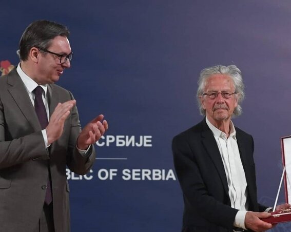 Vučić rangos elismerést adott át Peter Handke írónak (Fotó: Instagram/buducnostsrbijeav)