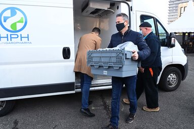 Hatalmas Sinopharm vakcinaszállítmány érkezett Magyarországra (Fotó: MTI)