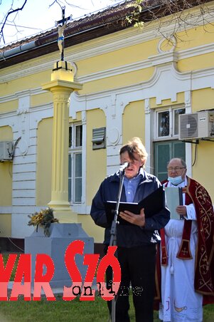 Tari László helytörténész és ft. Nagy József az emlékkereszt újraszentelésén (Fotó: Gergely József) Tari László helytörténész és ft. Nagy József az emlékkereszt újraszentelésén (Fotó: Gergely József)
