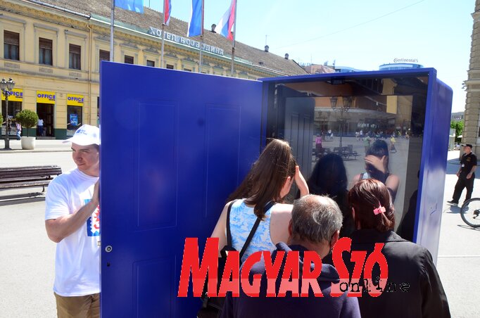 A Szabadság téren tegnap „beszélőfülke” hirdette az európai értékrendszert A Szabadság téren tegnap „beszélőfülke” hirdette az európai értékrendszert