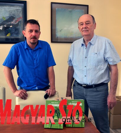 Fotónk a könyv átadásán készült: Virág Gábor igazgató és Bálint Sándor szerző (Fotó: Dávid Csilla) Fotónk a könyv átadásán készült: Virág Gábor igazgató és Bálint Sándor szerző (Fotó: Dávid Csilla)