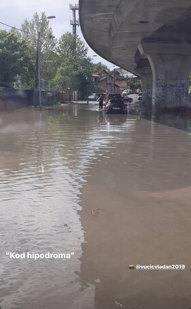 Víz a belgrádi lóversenypályánál (Fotó: Moj Beograd Grad Instagram oldal)