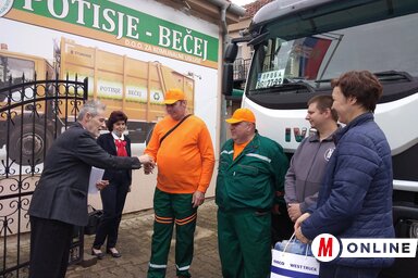 A konténerszállító kamion kulcsát tegnap vehették át a vállalat dolgozói (Fehér Rózsa felvétele)