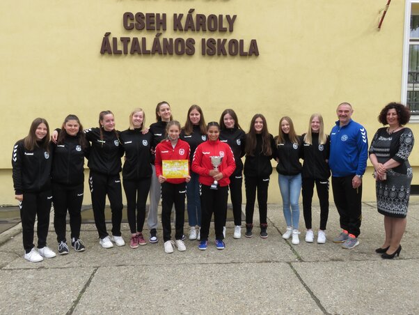 Az adai lányok Maksó Éva igazgatóval és Sípos Oszkárral Az adai lányok Maksó Éva igazgatóval és Sípos Oszkárral
