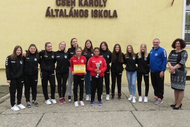 Az adai lányok Maksó Éva igazgatóval és Sípos Oszkárral