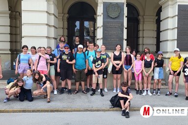 Csoportkép az újvidéki városháza előtt (Kasza Jennifer felvételei)