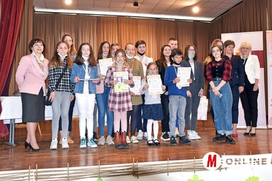 De Negri Ibolya, Jerasz Anikó és Bognár Beáta, a Majsai Úti Általános Iskola igazgatója a díjazottakkal (Gergely Árpád felvétele)
