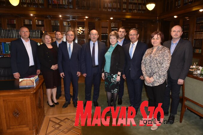 Pásztor ma találkozott először úgy a VMSZ-es államtitkárokkal, hogy mindenki jelen volt (Ótos András felvétele) Pásztor ma találkozott először úgy a VMSZ-es államtitkárokkal, hogy mindenki jelen volt (Ótos András felvétele)