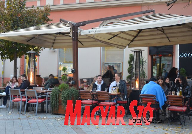 A koronavírus terjedése miatt a városi válságstáb újabb szigorításokat foganatosított, de a kávézók továbbra is nyitva maradnak