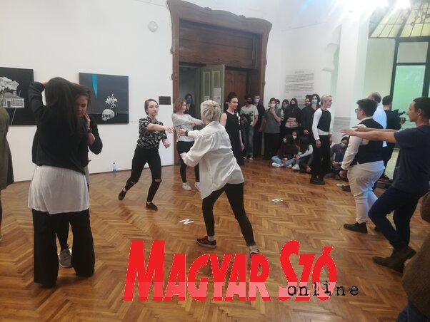 A Kortárs Kulturális és Művészeti Központ performance-sza a Kortárs Galériában (Fotó: Lukács Melinda) A Kortárs Kulturális és Művészeti Központ performance-sza a Kortárs Galériában (Fotó: Lukács Melinda)