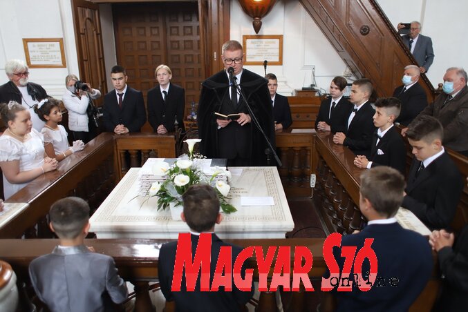 Orosz Attila megáldja a konfirmadusokat Orosz Attila megáldja a konfirmadusokat