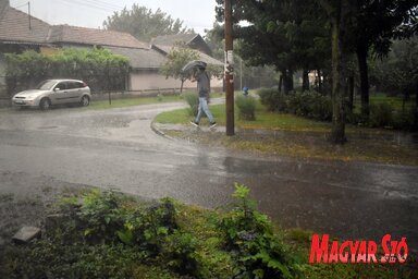 Van, akit nem ért váratlanul az eső (Patyi Szilárd felvétele)