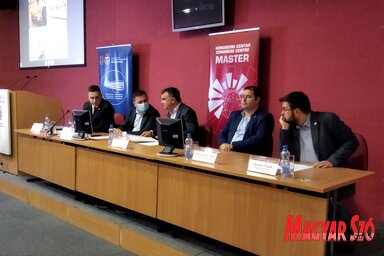A zárókonferencia résztvevői – Fejsztámer Róbert jobbról a második (Fotó: Tóth D. Lívia)