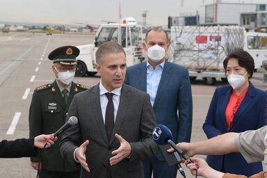 Nebojša Stefanović: Az adományt elsősorban a védelmi minisztérium és a Szerbiai Katonaság munkatársainak, valamint családtagjaiknak az immunizációjára használják fel (Fotó: Beta)