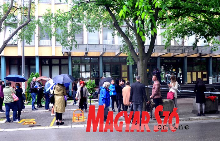 Nagyjából egy órát álltak a bíróság épülete előtt az alkalmazottak és az ügyfelek, robbanószerkezetet nem találtak a tűzszerészek Nagyjából egy órát álltak a bíróság épülete előtt az alkalmazottak és az ügyfelek, robbanószerkezetet nem találtak a tűzszerészek