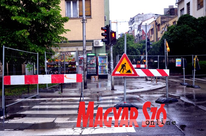 A Stevan Musić utcában teljes forgalomkorlátozás van érvényben, a környék augusztus derekáig lesz feltúrva