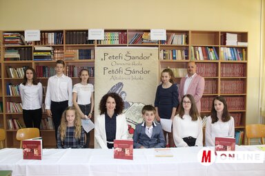 Az eredményes diákok Gordán Kolos igazgatóval és Kormányos Katona Gyöngyi felkészítő tanárral (Fotó: Kállai G. Nikoletta)