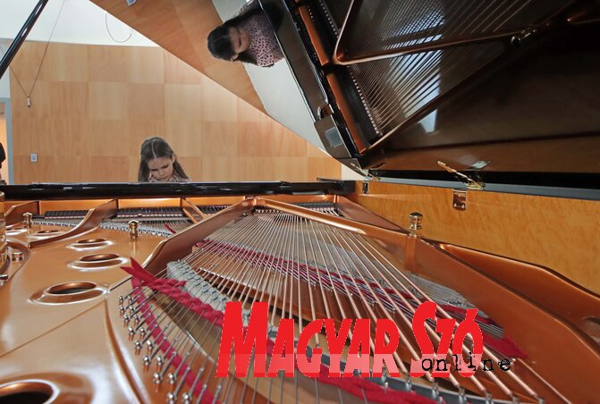 Az új zongorához Nikolina Popović, az iskola legfiatalabb diákja is leült