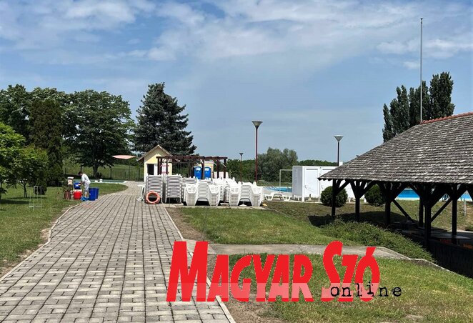 A sétány térköveit újrarakták, a tisztító meszelések jelenleg is zajlanak (Herceg Elizabetta felvétele) A sétány térköveit újrarakták, a tisztító meszelések jelenleg is zajlanak (Herceg Elizabetta felvétele)