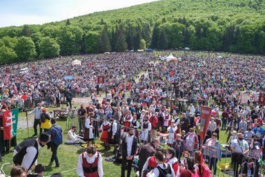 A korábbiaknál kevesebb résztvevő most is betöltötte a hegynyerget (Forrás:MTI)