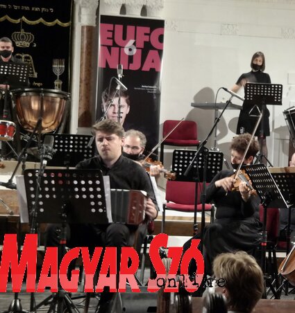 Jovica Ivanović neves bandoneon-, harmonikaművész a megnyitó koncerten (Fotó: Bozsoki Valéria) Jovica Ivanović neves bandoneon-, harmonikaművész a megnyitó koncerten (Fotó: Bozsoki Valéria)