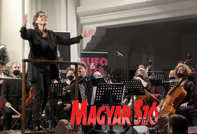 Az ausztriai Elizabeth Fuchs szenvedélyes örömmel köszönte meg a zenészeknek a közreműködést, a közönségnek a jelenlétet pár szerb szóval (Fotó: Bozsoki Valéria) Az ausztriai Elizabeth Fuchs szenvedélyes örömmel köszönte meg a zenészeknek a közreműködést, a közönségnek a jelenlétet pár szerb szóval (Fotó: Bozsoki Valéria)
