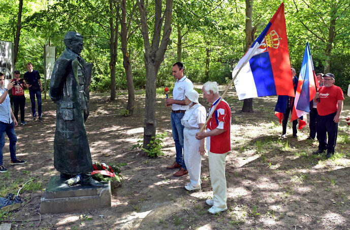 A szobor megkoszorúzása A szobor megkoszorúzása