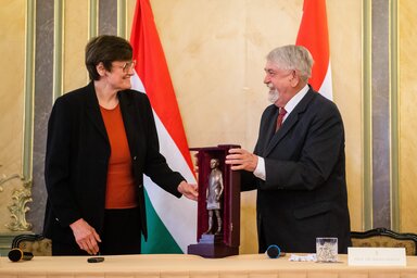 Kásler Miklós átnyújtja a díjat Karikó Katalinnak (Fotó: MTI)