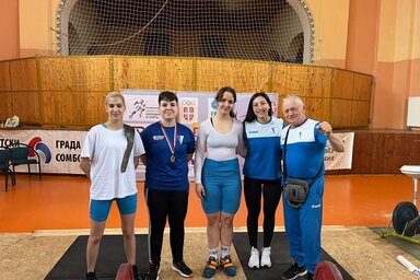 A szabadkai súlyemelőlányok Tina Alijević és Nagy Csongor edzőkkel (A Spartacus Súlyemelőklub felvétele)