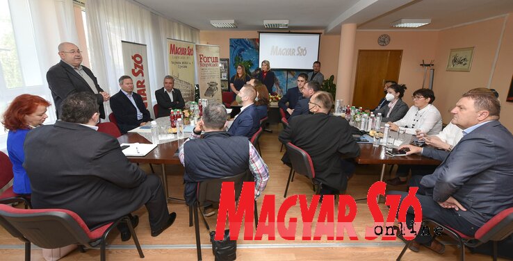 Pásztor István a VMSZ tartományi tisztségviselőivel és az intézményvezetőkkel (Ótos András felvétele) Pásztor István a VMSZ tartományi tisztségviselőivel és az intézményvezetőkkel (Ótos András felvétele)