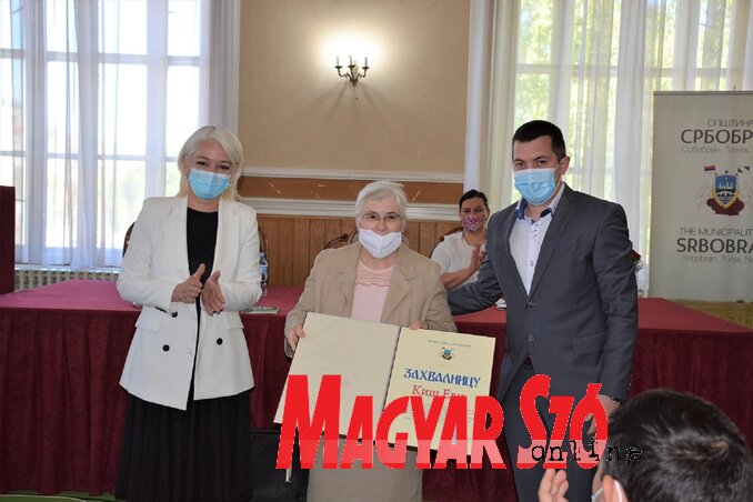 Szenttamás polgármestere köszönőlevelet adományozott a nyugdíjba vonuló Kiss Éva könyvtárosnak (Paraczky László felvétele) Szenttamás polgármestere köszönőlevelet adományozott a nyugdíjba vonuló Kiss Éva könyvtárosnak (Paraczky László felvétele)