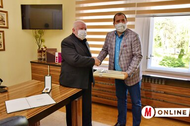 A polgármester a magyarkanizsai városháza elnöki kabinetjében fogadta a kitüntetettet