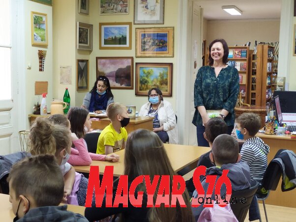 Csík Mónika és a másodikosok a palicsi könyvtárban (Fotó: Szalma Brigitta) Csík Mónika és a másodikosok a palicsi könyvtárban (Fotó: Szalma Brigitta)